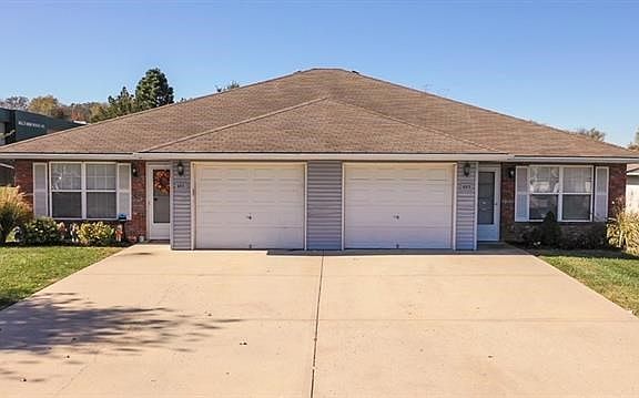 4th image of 409-426 NW Woodbury Dr