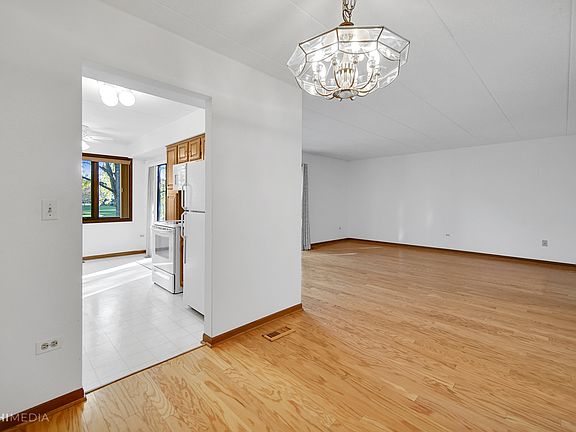 5th image of 6645 180th St APT 1E