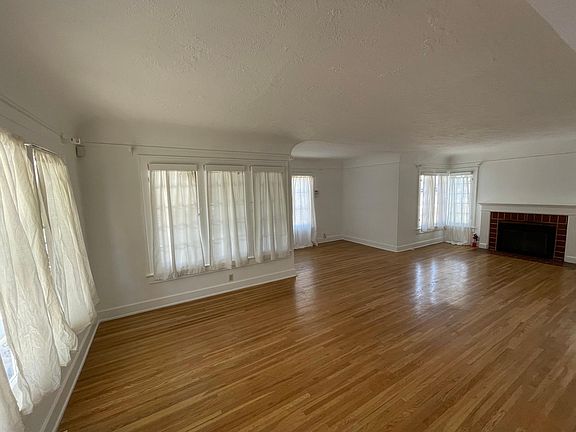 3rd image of 4016 York Blvd
