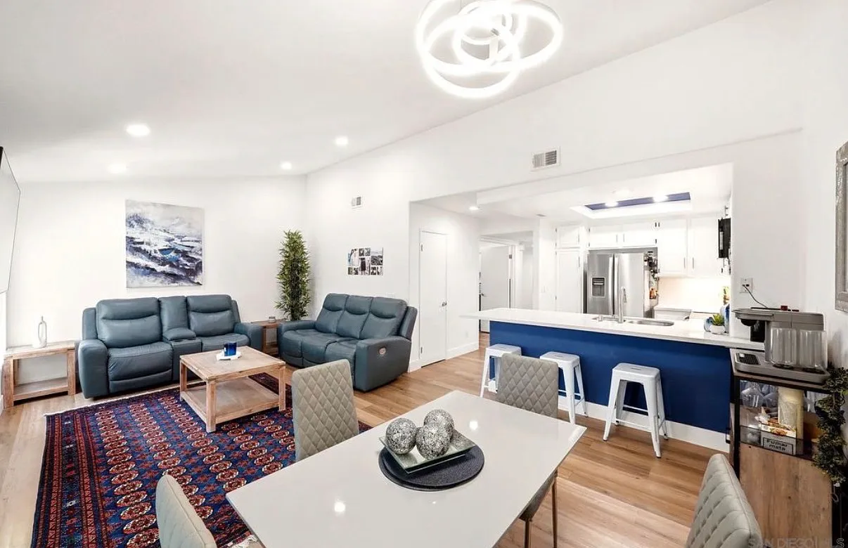 2 bed, 914 sqft, $2,995 — Photo 3