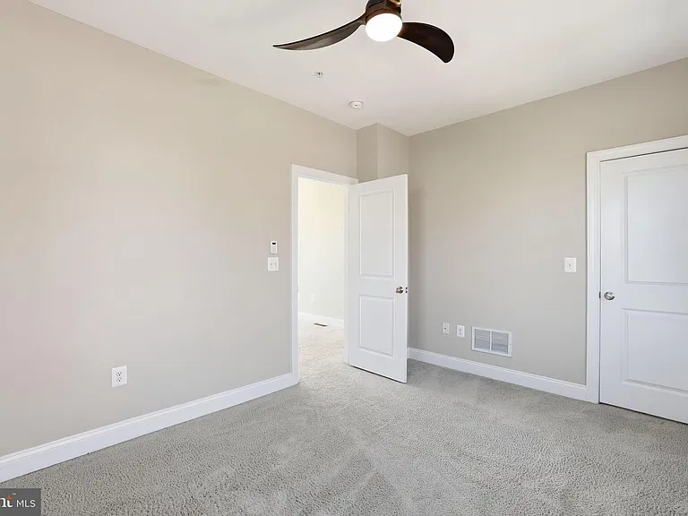 1100 S Edgewood St — Photo 56