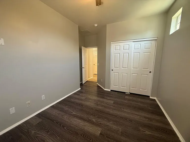 902 E Dee St — Photo 21