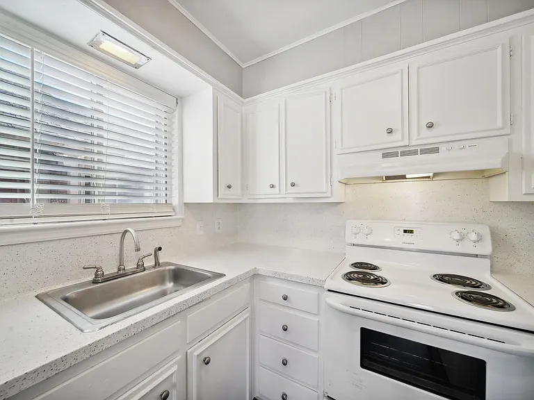 Beautiful Apartments in the heart of Brookside — Photo 29