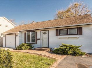 1431 Manatuck Blvd, Bay Shore, NY 11706