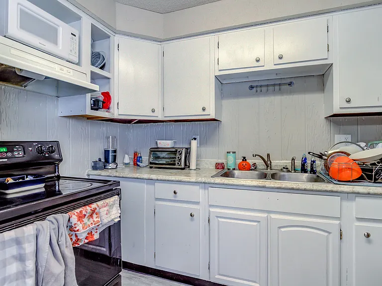 110 Homestead Ave — Photo 15
