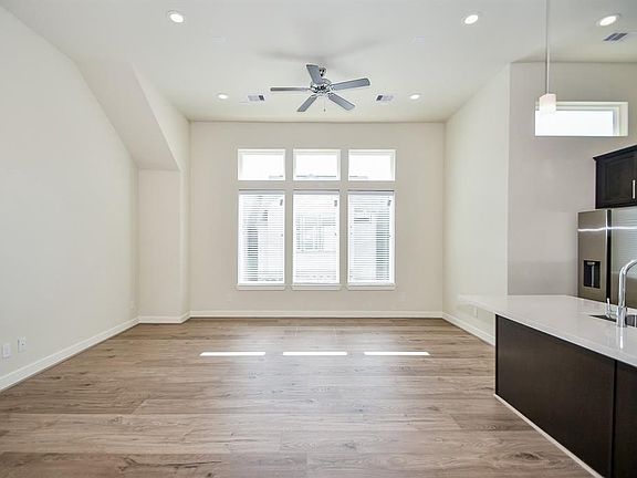 5th image of 135 Knightsbridge Park Ln