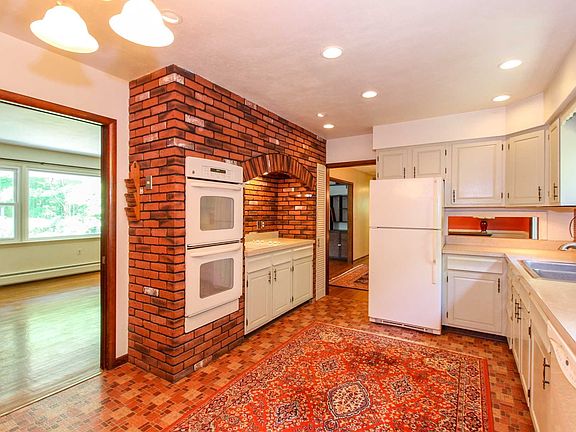 4th image of 21 E Meadowbrook Ln