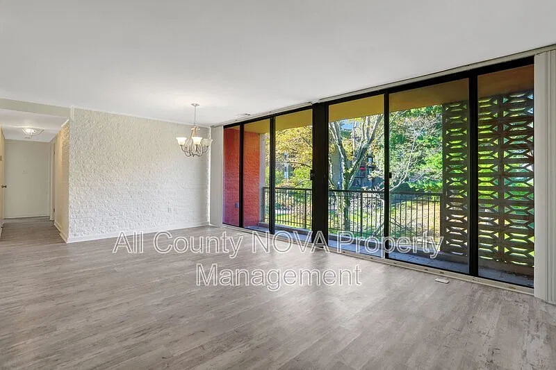 3 bed, 1.5 bath, 1227 sqft, $2,350 — Photo 4