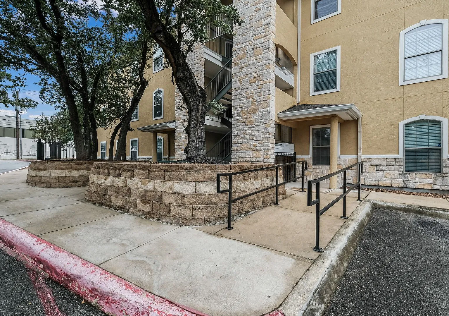 Spacious 2BR Condo Near Medical Center Refrigerator Included — Photo 2