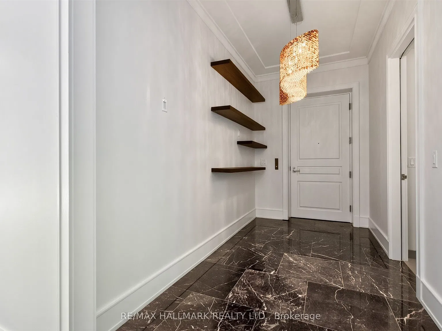 183 Wellington St W — Photo 4
