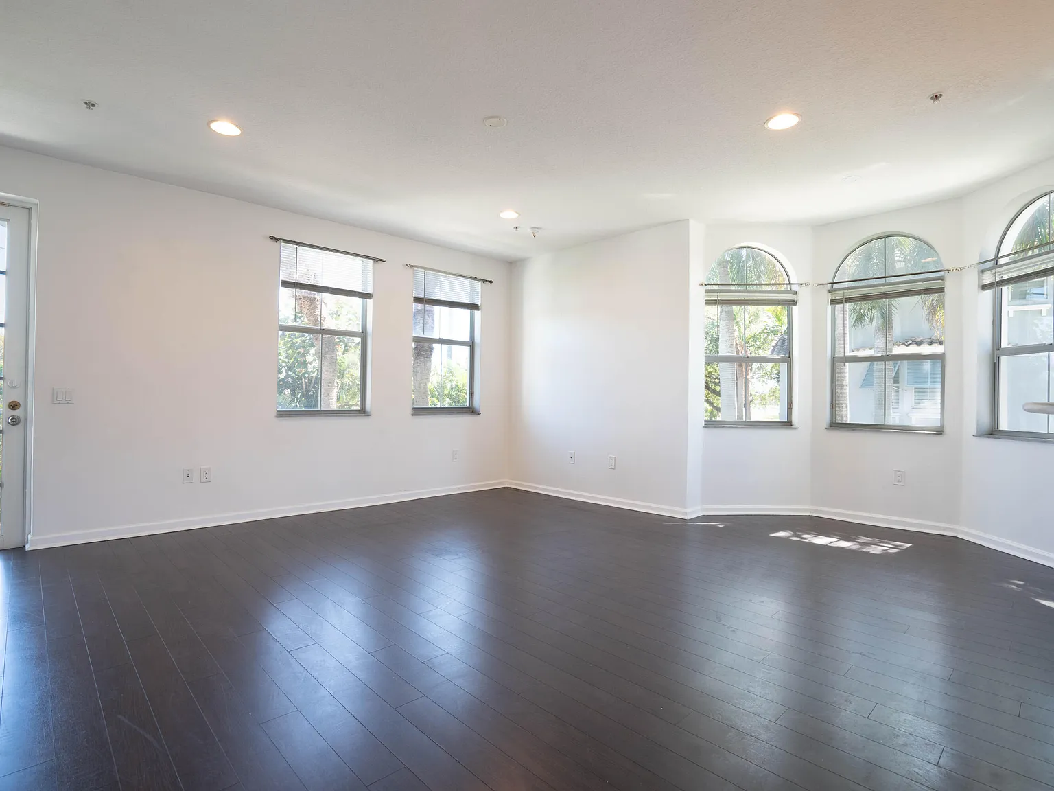 4 bed, 4.0 bath, 1904 sqft, $3,000 — Photo 3