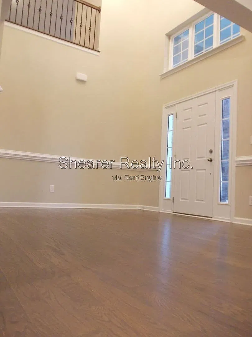 4 bed, 3.0 bath, 3200 sqft, $3,200 — Photo 3
