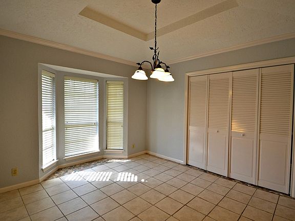 4th image of 726 Sierra Dr