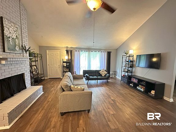 3rd image of 124 Lake Forest Blvd
