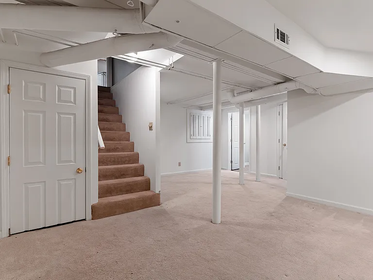 404 Lotis Way — Photo 32