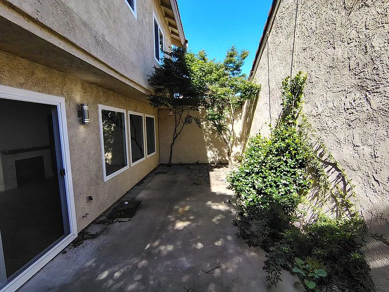 939 Claremont Ct — Photo 6