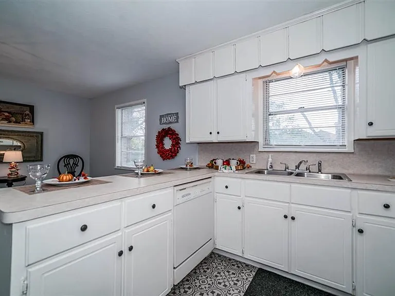 812 Glencrest Ln — Photo 8
