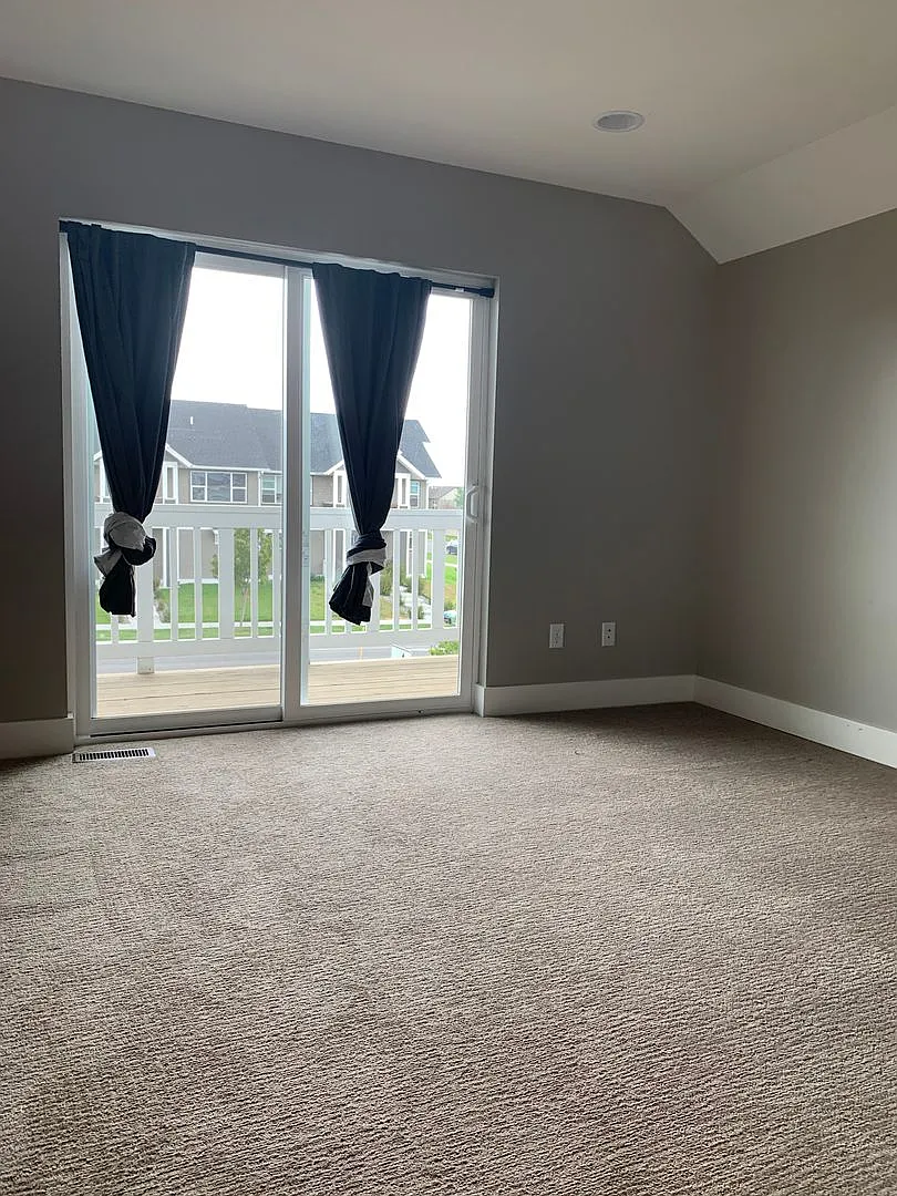 572 N Laurel Parkway — Photo 2