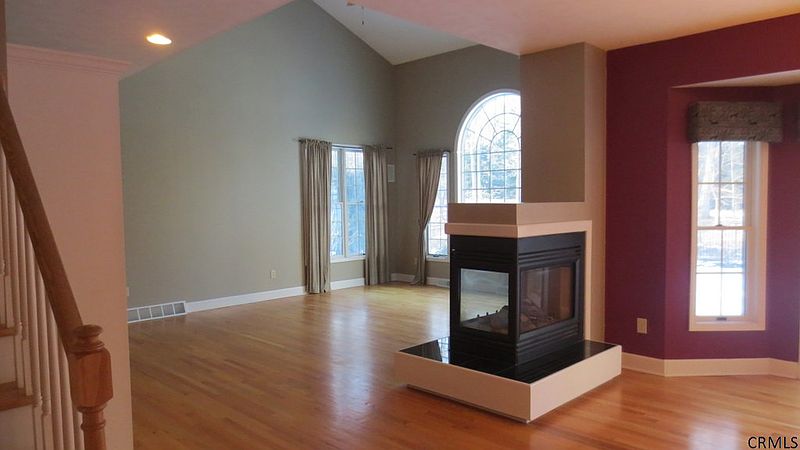 5th image of 405 ELIZABETH Court