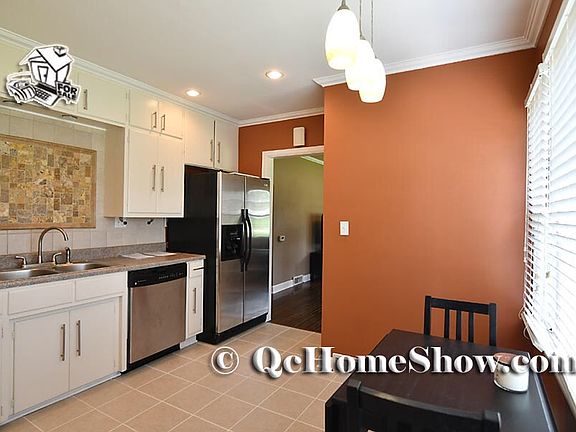 Eat-in Kitchen