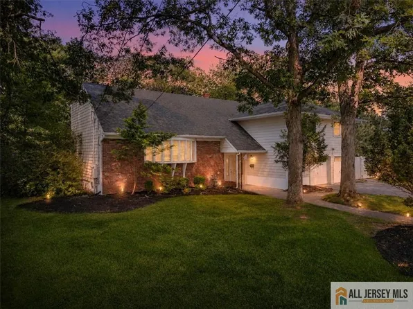 15 Moraine Rd, Edison, NJ 08820