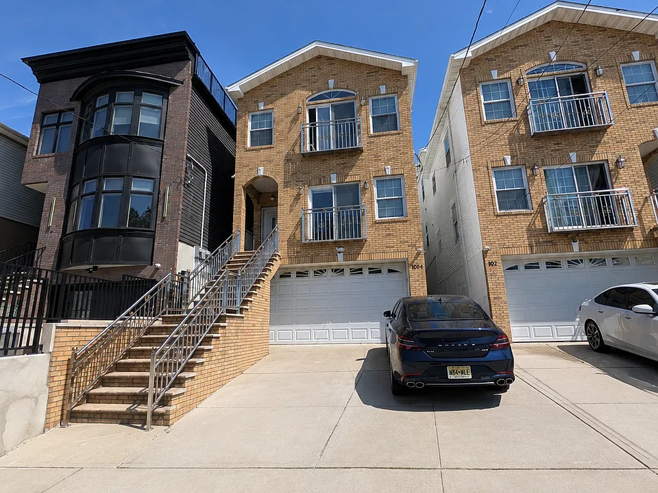 102 1/2 Western Ave