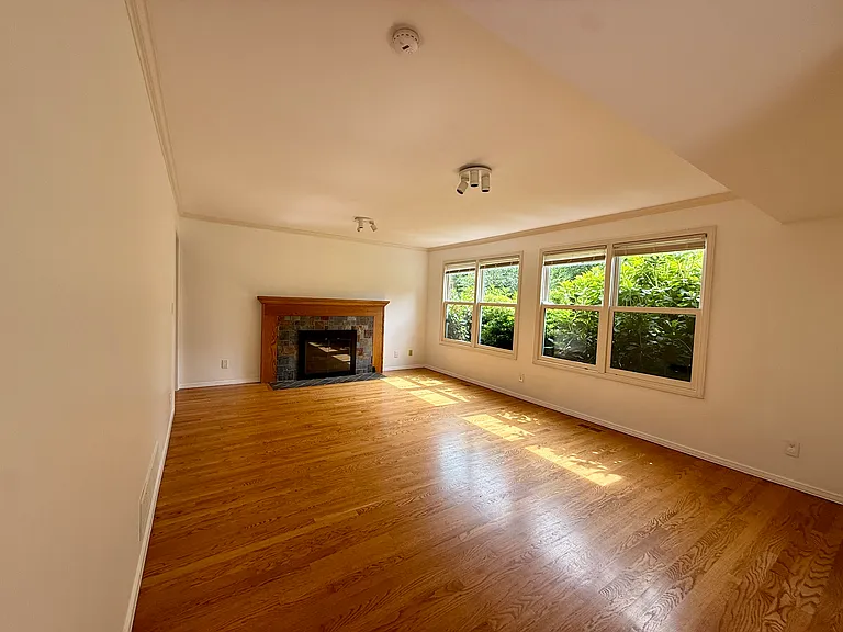 17417 SE 46th Pl — Photo 5