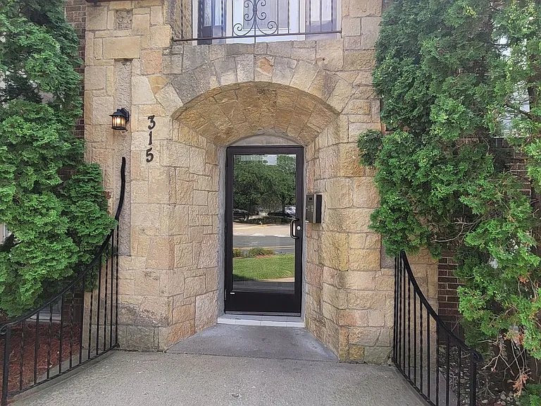 Historic Greystone Apartments — Photo 6