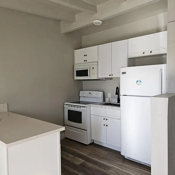 1147 May Ave — Photo 2