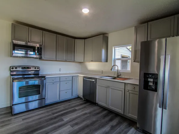 112 E Crowley Ave, Lewistown, MT 59457