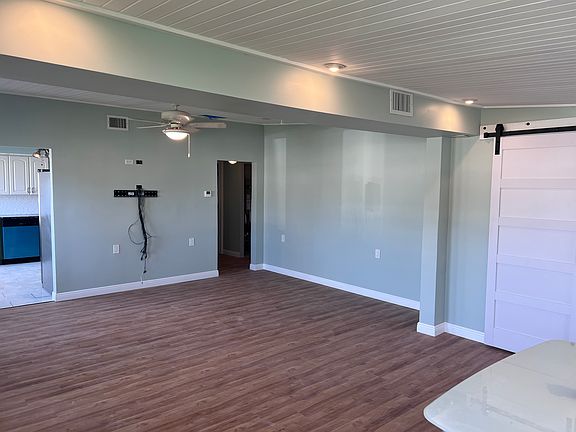 4th image of 3912 Poinsettia Dr
