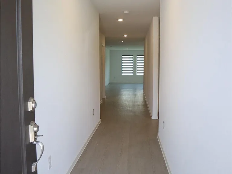 216 Lantana Ln — Photo 5