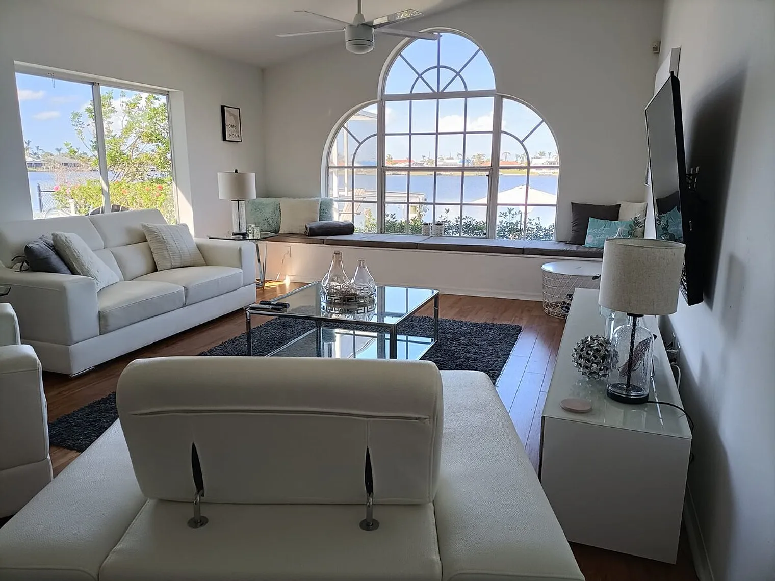 3 bed, 2.0 bath, 2098 sqft, $5,520 — Photo 3