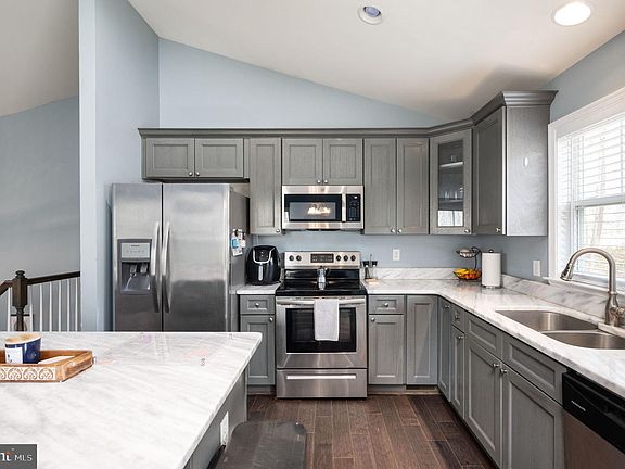 4th image of 15 Tara Ln