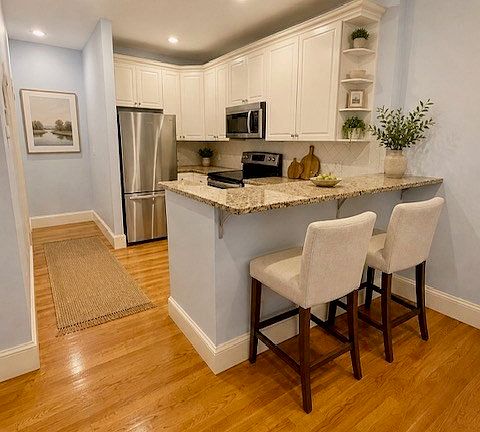 3rd image of 182 Marlborough St APT 3