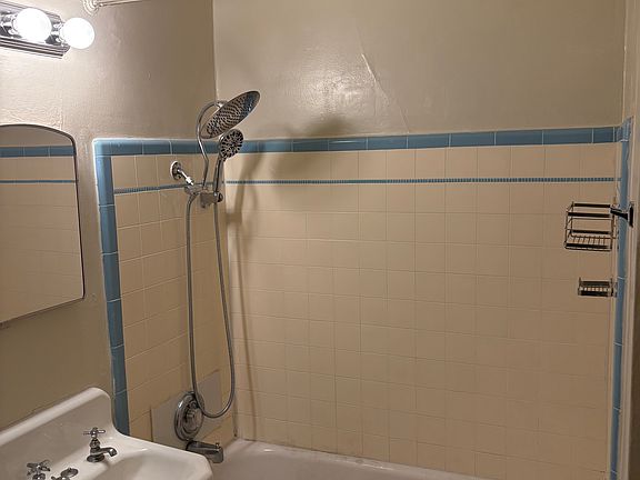 2nd image of 516 Bellevue Ave E #103