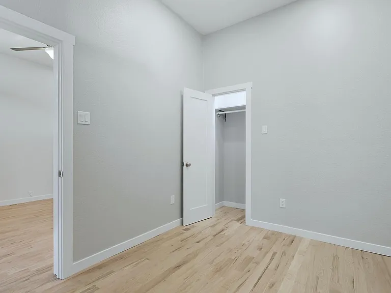 2446 Tremont Pl — Photo 8