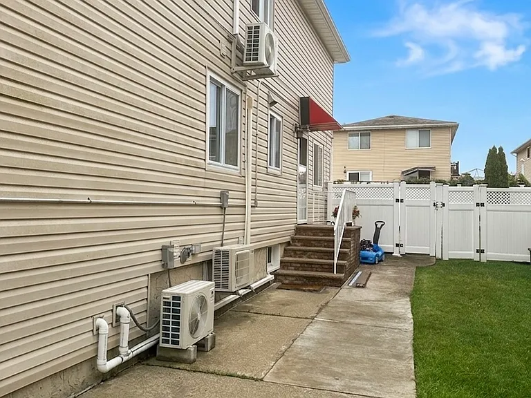 Maguire Ave — Photo 1
