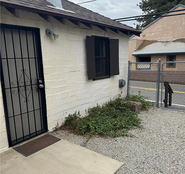 23335 Crestline Rd