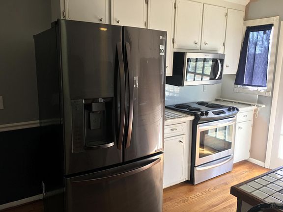 New Stainless Steel Appliances. Fridge. Self Cleaning Oven. Microwave. Dishwasher. Disposal.