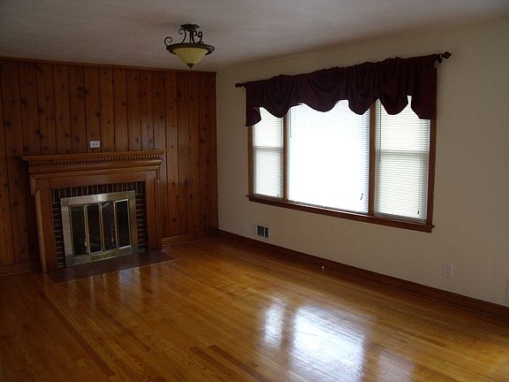 4th image of 4424 Harford Cir NW