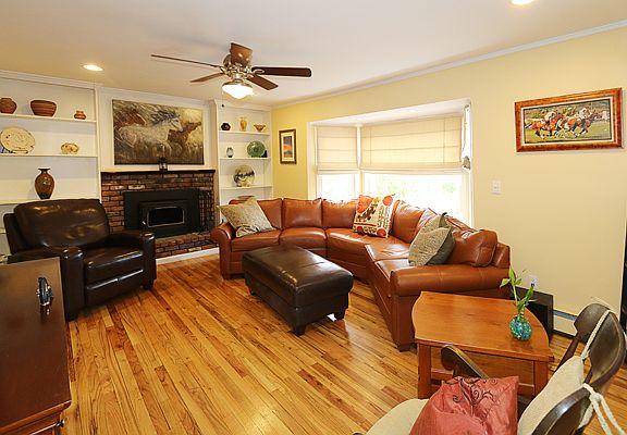 large family room w fireplac