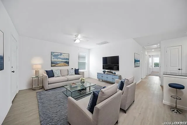 3 bed, 2.0 bath, 1130 sqft, $1,525 — Photo 3