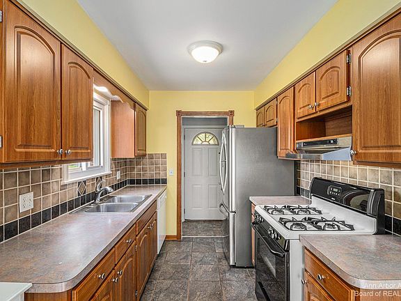 3rd image of 3300 Fernwood Ave