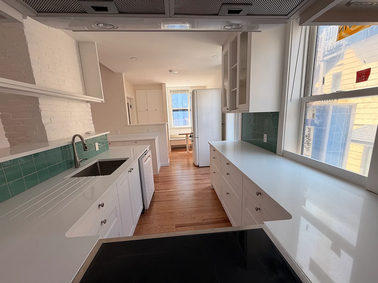 4 bed, 2386 sqft, $6,950 — Photo 2