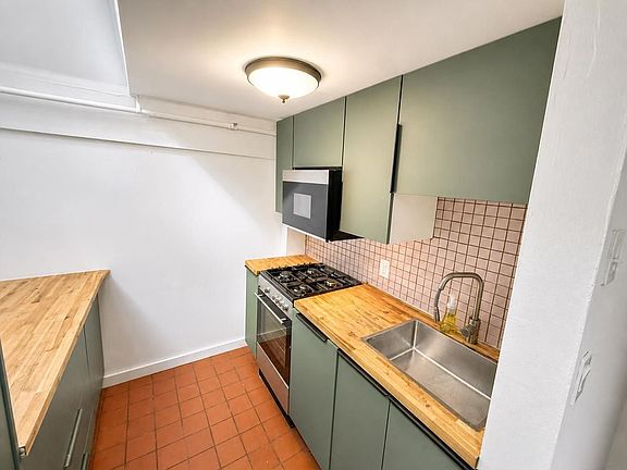5th image of 725 Warren St #10