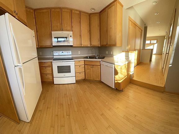 Kitchen/Dining: new appliances, lots of cabinet space
