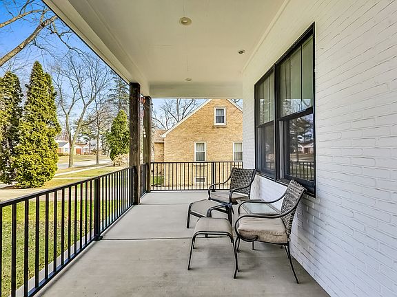3rd image of 651 E Prairie Ave