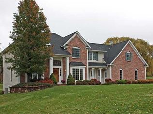 16 Chantilly Ln, Penfield, NY 14526
