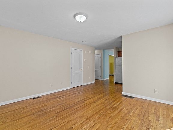 3rd image of 20 Duluth St